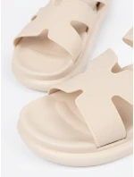 Pohodlné nazouváky dámské Jasnobeżowy na plochém podpatku Pohodlné nazouváky dámské Jasnobeżowy na plochém podpatku