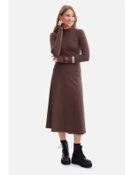 B299 Žebrované midi šaty s asymetrickým pasem - hnědé