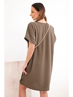 Dámské šaty s krátkým rukávem a kabelkou na řetízku hnědá