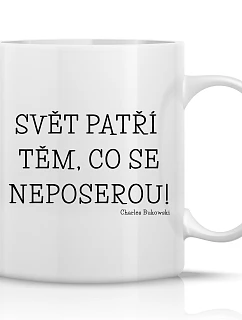 SVĚT PATŘÍ TĚM, CO SE NEPOSEROU! - klasický bílý keramický hrníček 300 ml