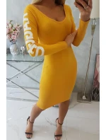 Otrhané šaty hořčicové barvy