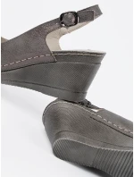Moderní šedo-stříbrné sandály dámské na klínku Moderní šedo-stříbrné sandály dámské na klínku