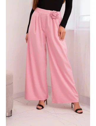 Dámské elegantní kalhoty s širokou nohavicí a ozdobným květem cukrově růžový