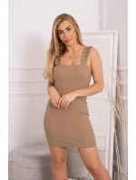 Šaty bez ramínek s volánkem camel