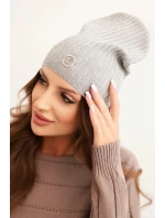 Dámská čepice s proužky a ozdobným knoflíkem, s přídavkem viskózy a modalu šedá