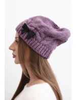 Dámská zimní čepice s ozdobnou mašlí a pleteným vzorem K438 švestková