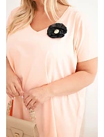 Dámské bavlněné šaty Plus Size s broží a výstřihem pudrově růžová