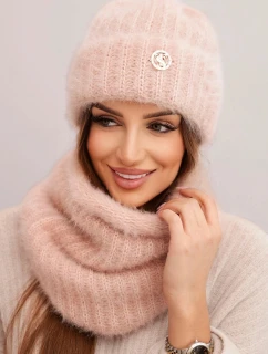 Dámská sada čepice a šály zimní huňaté s ozdobným emblémem světle pudrově růžová