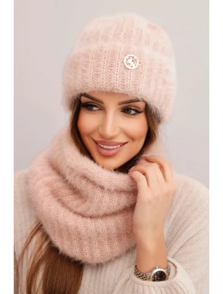 Dámská sada čepice a šály zimní huňaté s ozdobným emblémem světle pudrově růžová