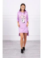 Šaty s delšími zády a barevným potiskem fialové barvy