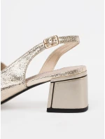 Pěkné zlaté dámské  sandály na širokém podpatku