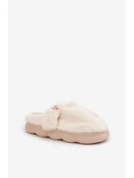 Hřejivé pantofle s malou broží světle béžové Primaria