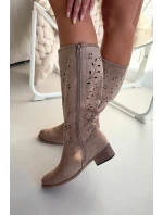 Ažurové dámské kozačky na klínu béžové Helinna Ažurové dámské kozačky na klínu béžové Helinna