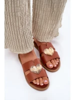 Dámské sandály na plochém podpatku se zlatou ozdobou Karinma