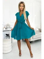 424-1 Šifonové plisované šaty s výstřihem a volánky - MARINE