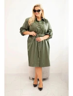 Dámské šaty z eko-kůže Plus Size s páskem a límečkem khaki