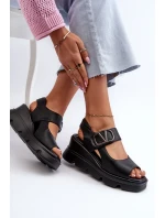 Dámské sandály na klínku a platformě z eko kůže, černá triaola Dámské sandály na klínku a platformě z eko kůže, černá triaola