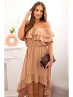 Dámské šaty s odhalenými rameny a prodlouženými zády velbloud