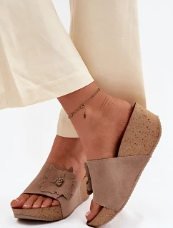 Kožené semišové dámské pantofle na platformě s ozdobným květinovým vzorem Zazoo 40312 Cappuccino