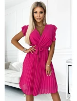 417-1 Plisované šaty s výstřihem a volánky na ramenou - FUXY