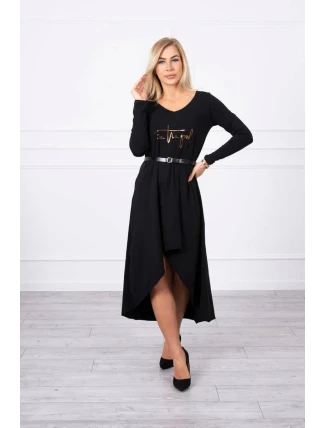 Šaty s ozdobným páskem a nápisy černé barvy Šaty s ozdobným páskem a nápisy černé barvy