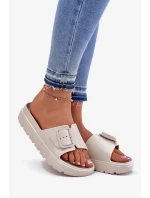 Dámské pěnové pantofle na platformě s přezkou – béžové