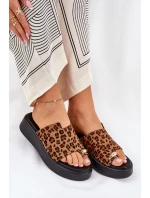 Dámské sandály na platformě a nízkém klínku s ozdobným detailem imitace leopardí kůže hnědé Saqesse