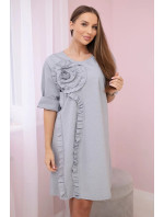 Šaty s ozdobným květem šedé barvy