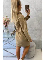 Velbloudí šaty s kravatou Velbloudí šaty s kravatou