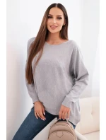 Dámský svetr s delším zadním dílem a embosovanou hvězdou šedý