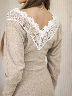 Dámské šaty s 3/4 rukávy a krajkou na zádech velbloud