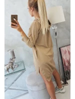 Šaty s kapucí a delšími zády