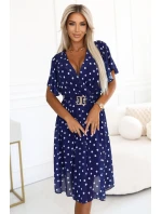604-4 Smyslné bílé hráškové šaty s obálkovým výstřihem a ozdobným páskem - tmavě modré