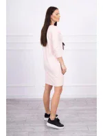 Pozoruhodné pudrově růžové šaty s 3D grafikou