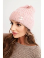 Dámská zimní čepice z huňaté pleteniny a s elegantním knoflíkem pudrově růžová