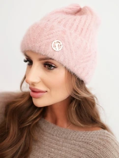 Dámská zimní čepice z huňaté pleteniny a s elegantním knoflíkem pudrově růžová