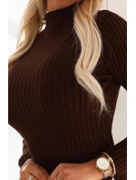 652-2 Elegantní vypasované svetrové šaty s rolákem, které krásně zvýrazňují postavu - čokoládová barva