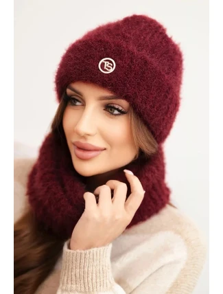 Dámská souprava čepice a šály zimní nadýchaná s ozdobným emblémem bordó Dámská souprava čepice a šály zimní nadýchaná s ozdobným emblémem bordó