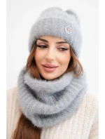 Dámská sada čepice a zimního šály nadýchaná s ozdobným emblémem tmavě šedá Dámská sada čepice a zimního šály nadýchaná s ozdobným emblémem tmavě šedá
