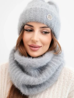 Dámská sada čepice a zimního šály nadýchaná s ozdobným emblémem tmavě šedá
