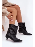 Dámské boty na nízkém podpatku s volnou cholewką – černé Jessalia Dámské boty na nízkém podpatku s volnou cholewką – černé Jessalia