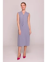 S410 Šaty áčkového střihu s vázáním a výstřihem do V - holubičí šeď