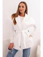 Dámská prošívaná vesta s páskem a širokým límcem bílá