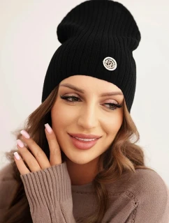 Dámská čepice s proužky a ozdobným knoflíkem s přídavkem viskózy a modalu černá