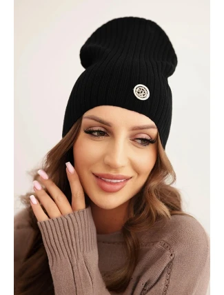 Dámská čepice s proužky a ozdobným knoflíkem s přídavkem viskózy a modalu černá