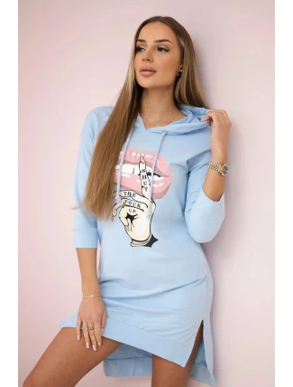 Šaty s delšími zády a barevným modrým potiskem