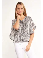 Dámská halenka s volánem na rukávech BLU2020-M19 šedá se vzorem - Monnari Dámská halenka s volánem na rukávech BLU2020-M19 šedá se vzorem - Monnari
