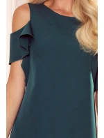 Trapézové dámské šaty v lahvově zelené barvě s volánky na ramenou 359-2 Trapézové dámské šaty v lahvově zelené barvě s volánky na ramenou 359-2