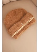 Dámská zimní čepice huňatá s perlami a ozdobným vzorem camelová