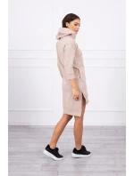 Šaty s delšími zády a barevným potiskem béžové barvy